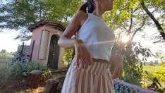 Играть Большую шлюшку, известную на велосипедной дорожке, трахают на скамейке, но трактор все портит