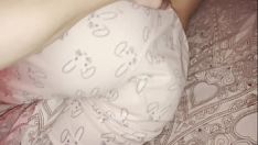 Играть Он хотел спрятать свою сводную сестру, немного трахнул ее мокрую киску и кончил ей на задницу