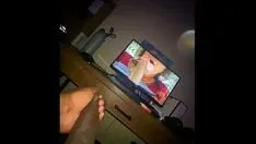 Oynat Kendi pornomu izliyorum ve losyonla mastürbasyon yapıyorum