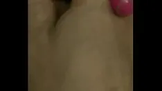 চালান Peaches22 তার কামানো ভগ দুটি dildo এর রাখে