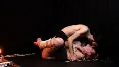 Oynat Güzel kızıl saçlı fransız kızla komik ve seksi shibari yakalama oturumu