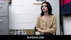 Oynat Busted4k - stevie moon ateşli bir hırsız ama güvenlik görevlisini becererek dışarı çıkmayı başarıyor