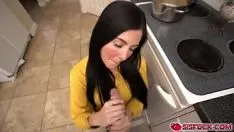 تشغيل يوم ثيودورا يطبخ بعض العشاء بينما يعطي ستيبرو وظيفة يدوية لطيفة