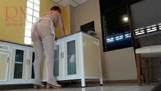 Играть Домработница-нудистка Регина Нуар готовит на кухне. голая горничная готовит равиоли. голые повара. шпионская камера. бюстгальтер 3