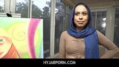 Oynat Hyjabporn bacaklarını açmaya hazır ama başörtüsünü çıkarmıyor