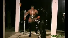 Reproducir La novia a menudo se quita la ropa lentamente.
