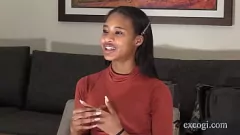 Reproduzir A morena Crissy Floyd de 18 anos experimenta o galo branco pela primeira vez