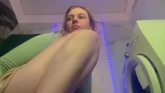 Afspelen Hete tiener vingert zichzelf terwijl ze een anale plug gebruikt: echte en hardcore amateur-webcamsessie
