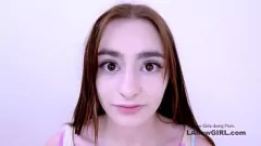 Riproduci Azione lesbica calda con giovane bruna in POV