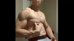 Jouer Le goujon musculaire asiatique secoue et éclate dans une charge chaude