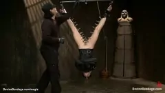 Reproducir Sesión BDSM de bondage: hardcore anal follando con consolador y náuseas