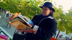 Redare Brunetă dolofană, cu țâțe mari și fundul uriaș e de rahat și călărește un cocoș masiv