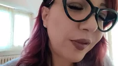 Jouer MILF sexy révèle ses secrets coquins: expérience amateur de gros seins