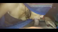चलाएँ स्किनी टीन अपने बड़े स्तन पर कट्टर पाउंड हो जाता है
