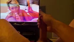 Jouer La séance de masturbation POV se termine par un éjaculation explosive