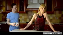 播放 成熟的Nanny Nadya Basinger和巨大的假山雀得到了一个硬他妈的