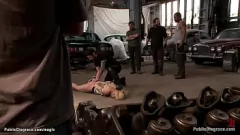 Oynat Sarışın Derin Boğaz Kamu BDSM Orgy'de Hakim