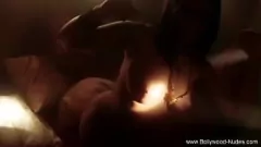 Abspielen Sinnliche indische Tänzerin neckt mit erotischem Striptease in der nächtlichen erregenden Softcore-Szene