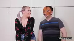 Abspielen Diese böse Nymphomanin wird in einer fremden Anstalt einer extremen Analbehandlung mit tiefem Nageln und Arsch-zu-Mund-Action unterzogen