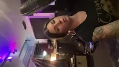 Reproducir Felicity Feline, la estrella porno tatuada, ofrece una intensa interpretación de batería en este salvaje vídeo porno