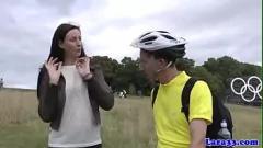 Reproducir Elegante MILF británica con medias y botas lamida el coño y beso negro en estilo perrito