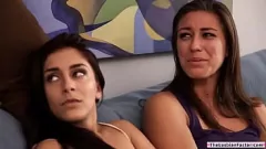 Reproducir La adolescente lesbiana Mischa Brooks disfruta de una intensa acción 69 con su hermanastra tetona en un encuentro humeante en el dormitorio