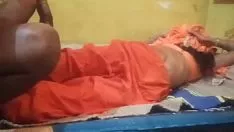 Redare Mamta cumnata-în-lege și-a luat sashay-ul economisirii în verbalizarea ei mai întâi și s-a mângâiat foarte mult cu o voce clară în hindi.