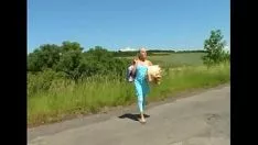 Odtwórz Wielki titted amator zostaje pokonany przez starego faceta i go zwodzi