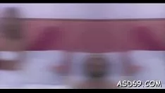 चलाएँ आकर्षक के साथ एक पतली व्यक्तित्व और गर्म स्तन fucks इच्छा एक वेश्या